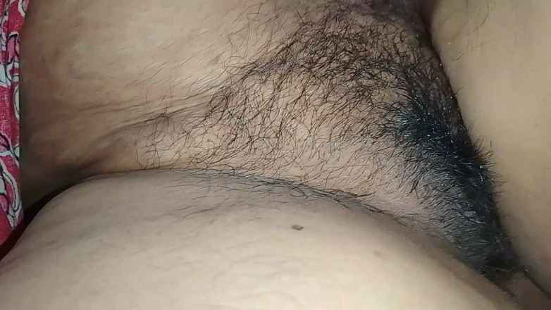 Bijukumar: Ein dorfmädchen steckt den penis ihres mannes in ihren mund.