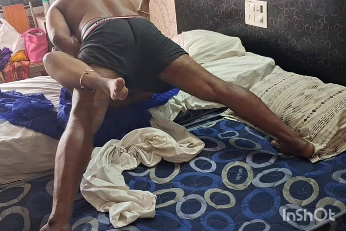 Funny couple porn studio: 妻子与丈夫朋友一起享受