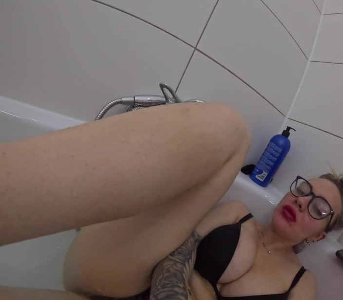 Queen_of_BDSM: Foot Goddess Gives Instructions in the Bathtub!