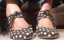 Simp to my ebony feet: Polka stippen schoenen en zeer vuile voeten
