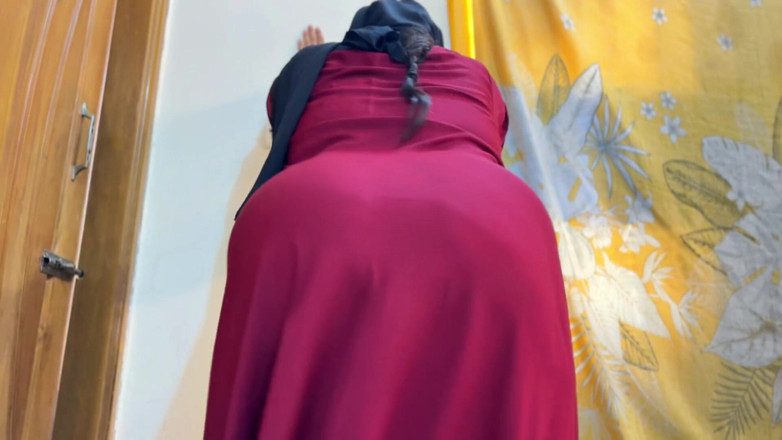 Aria Mia: Ibu tiri panas yang cantik membuka Burqanya &amp; Menunjukkan Pantat Besarnya...