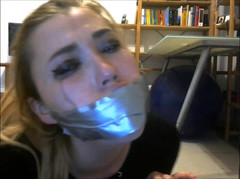 Selfgags classic: 嘴被塞满并被录像带堵嘴！