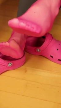 Odstranění ponožky & Clog Shoeplay Pod stolem - Šedé legíny, Růžové Clogs & Silonky