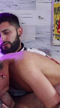Bonita gêmea Andres Zp chupando meu grande pau latino sem cortes até eu gozar no rosto dele