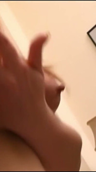 Obsazení masturbace s bujnými prsy