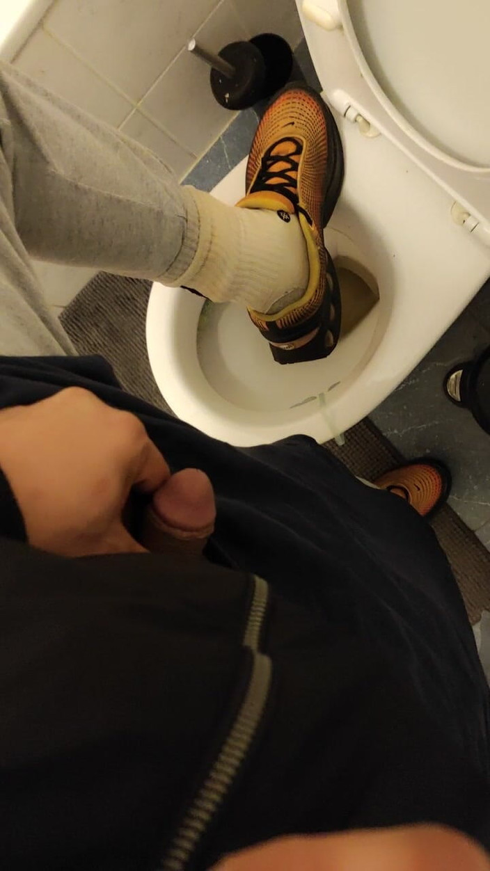 SmokedAlloy2: Dirtyjunkbro i toalett full av piss, illaluktande strumpor och våta...