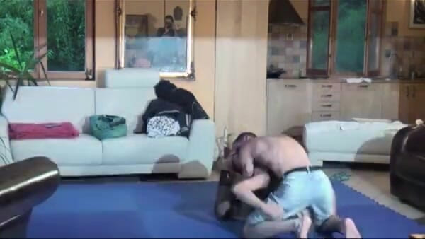European Lift and Carry Club: Une bombasse sexy en lingerie sexy dans un jeu de...