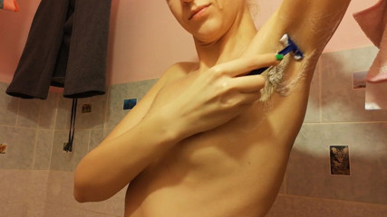 Cuteblonde666: Radendo le mie ascelle pelose