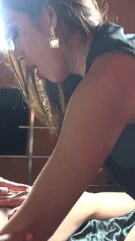 Sexy a prsatá Nina Stronghold se setká s trannybangerem a chce jezdit na jeho ptákovi
