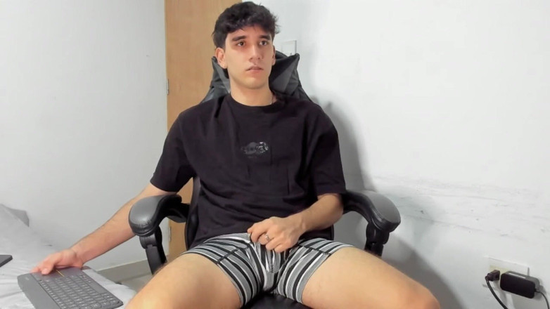 Leo J: Latino Kerl Masturbiert Beim Rauchen
