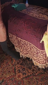 Une MILF aux jambes écartées se fait pomper le cul et la chatte et son urètre puis baiser son cul étroit