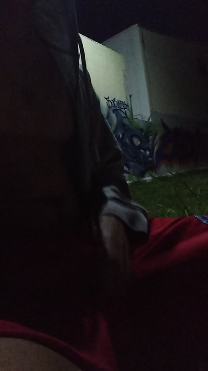 AlexAlejandro13: Kein warmes hemd, mann im park mit nur pullover, der...