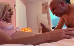 白人前变性人被她的爸爸吮吸，她射在他的嘴里