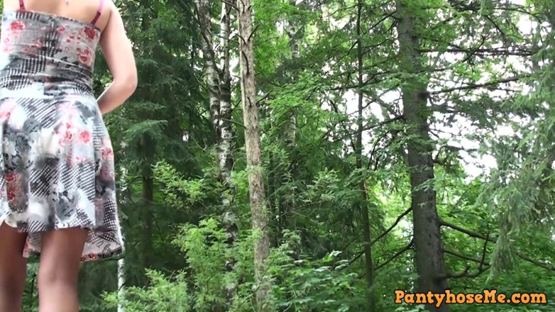Pantyhose me porn videos: Loraine raucht auf einer bank und zeigt ihre strumpfhosen-muschi