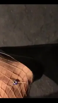 Louboutin鞋悬垂。经典黑色。经典的毫不费力的风格。