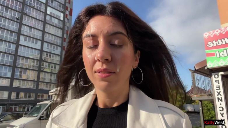 Katty West: 妻は恋人から顔にザーメンを塗ってスーパーマーケットに行きます-cumwalk