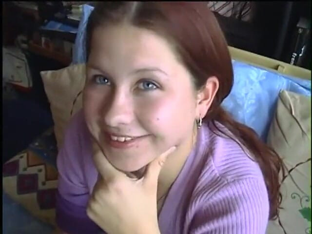 Old Good Porn: Genç esmer soyunuyor ve sert yarağa aç bir sakso çekiyor