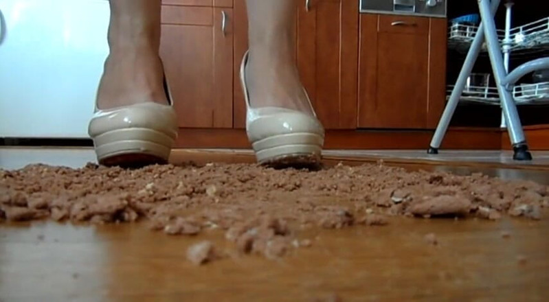 Foot Girls: Crushing and trampling food