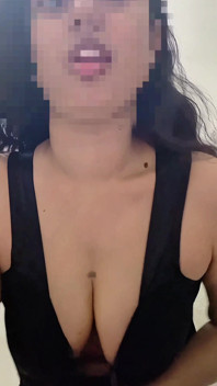 Linn Teasing Boobs
