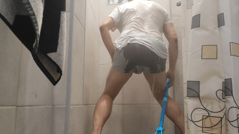 The pervert: Saya membersihkan dubur saya di bilik mandi.