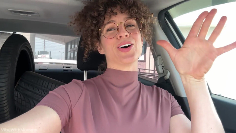VibeWithMommy: Curly Haired Queen Picks up Coffee Boy