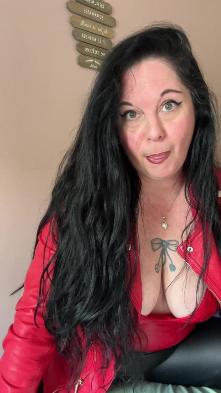Maitresse Clara: Con cu nhỏ, không có niềm vui.