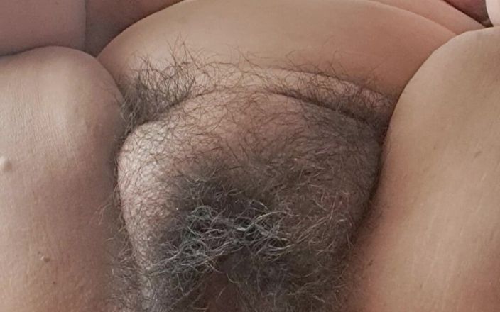Mommy big hairy pussy: Milf estirando las piernas abiertas y recibiendo aire