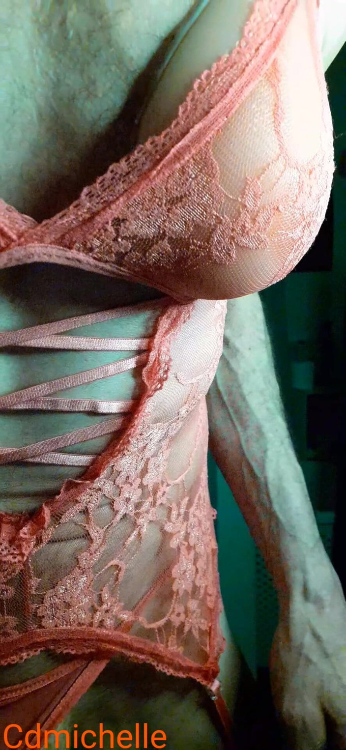 Sexy crossdresser wearing lingerie everything sexy: Cdmichelle को कई अलग-अलग चीजों में क्रॉसड्रेस करना पसंद है