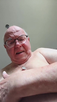 Močení a zadek, zdola