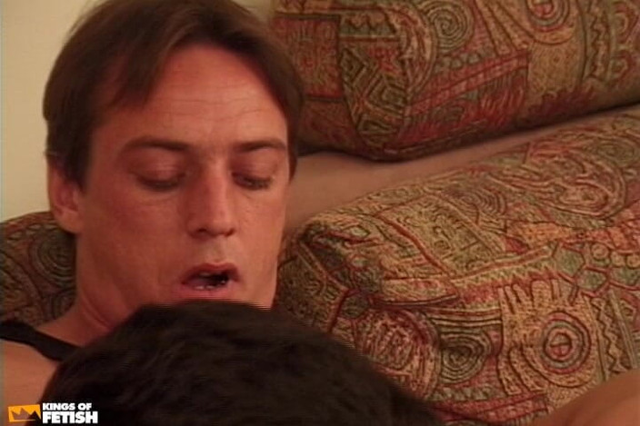 Gay Diaries: Татуйований чоловік отримує трах в дупу від твінка з волохатим членом на дивані після того, як глибоко його відсмоктав