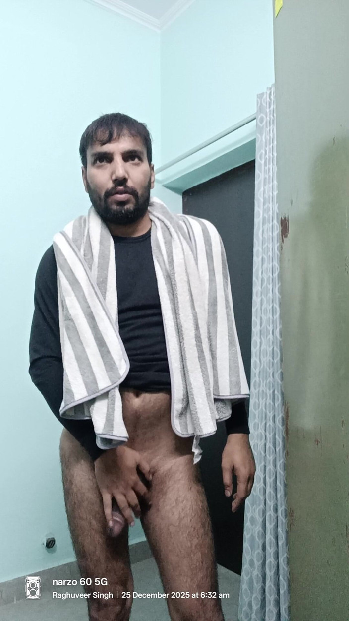 Rajasthani-old-lover: Uomo indiano di desi si gode la doccia e spettacolo...