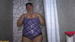 Anna Devot: Dalam pakaian renang di bawah pancuran mandian