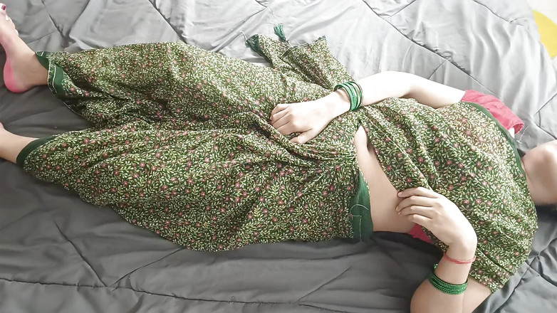 Pyaripooja22: Bhabhi streichelte ihre heiße muschi, dann kam ihr schwager und...