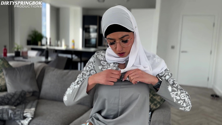 Aaliyah Yasin: Nevinná služka Aaliyah Yasin objeví sexuální hračky
