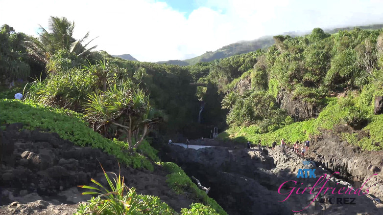 ATK Girlfriends: Carmen menunggang zakar besar di dalam kereta