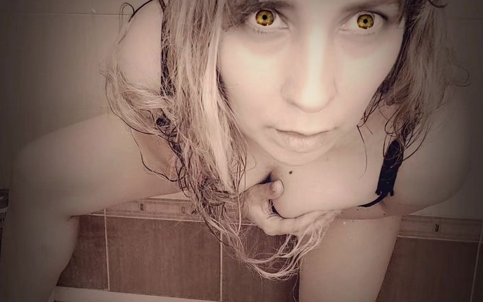 Nicolette69w: ハロウィン2024 彼女は濡れた服でバスルームでオナニーします