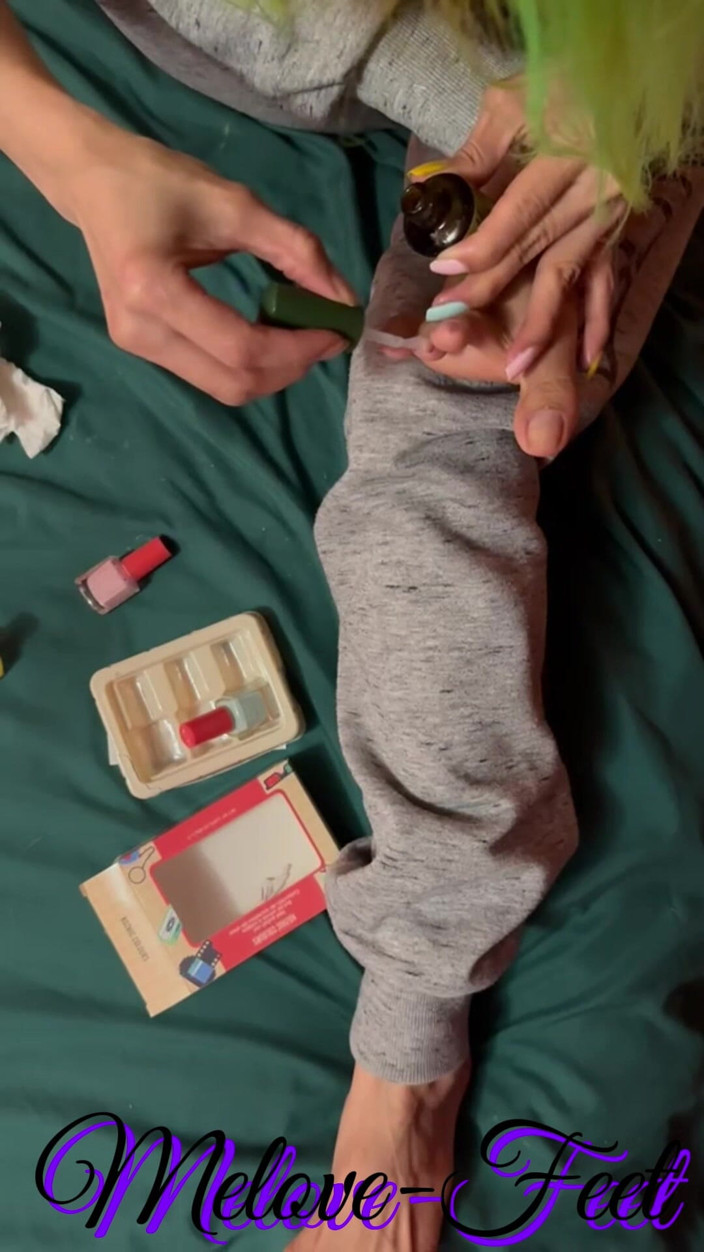 Naelor: Melove nettoie ses doigts et se fait baiser les ongles