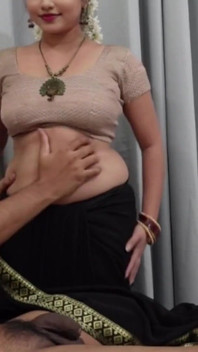 bari gand vaali hot bhaartiy aanti bhaartiy saari ke saath jordaar land ki savaari kar rahi hai.