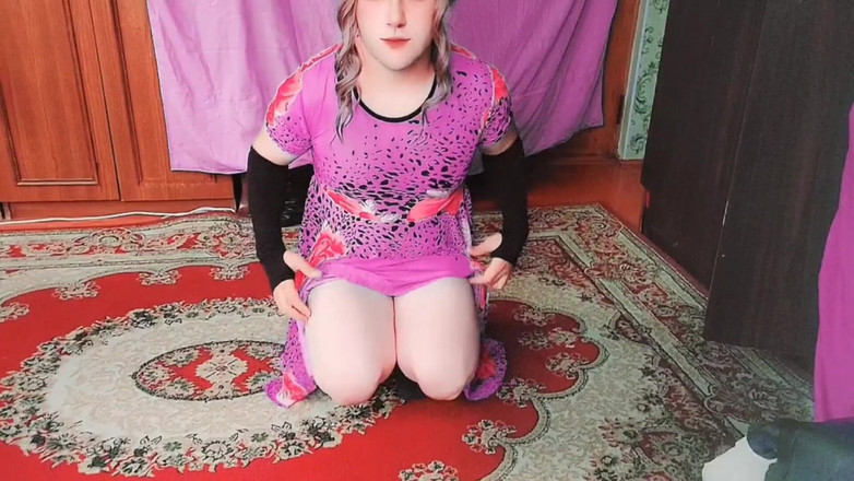 Kitty_Cross: Femboy tuyệt đẹp dựa vào tường với đôi chân chéo