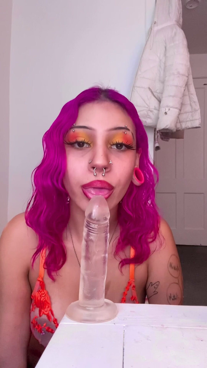 Nali Marie: Zierliche alternative 18-jährige schlampiger dildo lutscht augenkontakt