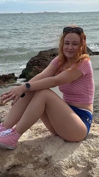 Gode di sabbia scura e playa, raccolta di conchiglie