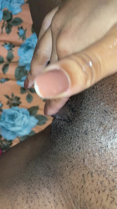 Pretinhagrelhuda: Masturbuję się, aż dojdę, oglądając mój ulubiony film