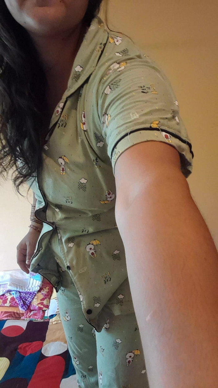 Puja555: Une fille desi danse sur le lit