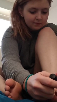Sophia给她的指甲上色