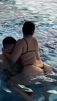 Beccato i miei amici a masturbarsi con me in piscina