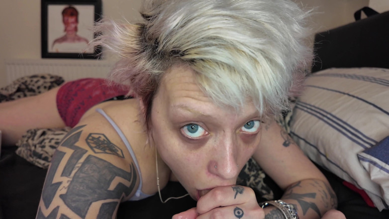 Glitterqueen1999: Styvmamma i glasögon suger kuk 2/7 del av sammanställning