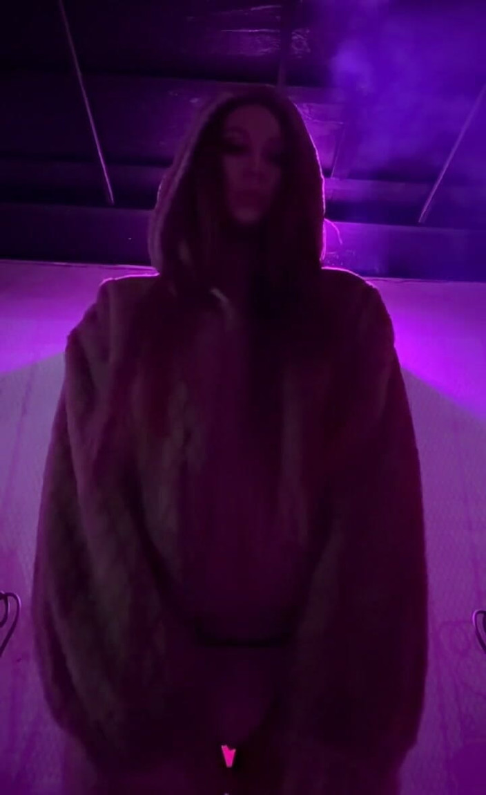 Artemisia Love: Jedna cigareta v bikinách a bundě v klubu