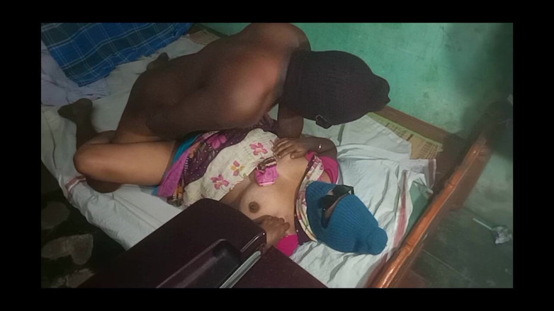 Priyanka314: Hintli ateşli orta yaşlı seksi kadın büyük memeli kadın sikişiyor