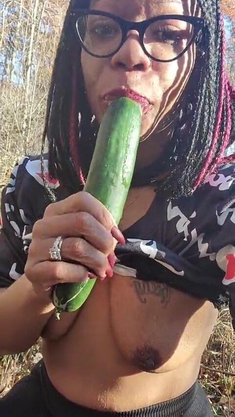 Daddy and UniQueen21: Sucking my cucumber before park ranges show up