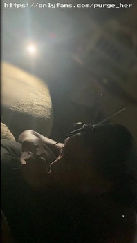 Gagică drăguță labă în gât, neglijeu